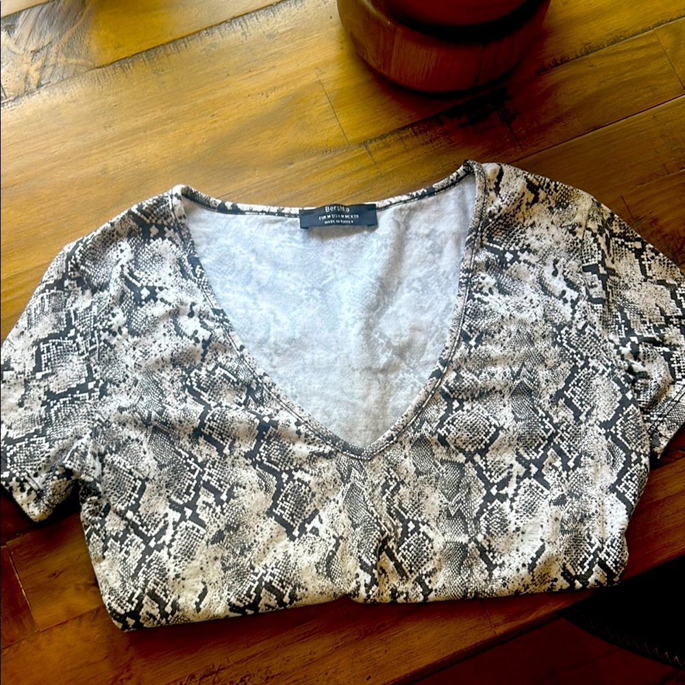 BERSHKA Black and White Fitted Crop Blouse like new